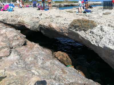 Al centro del costone notiamo una lunga frattura nella pietra: decidiamo di esplorarla